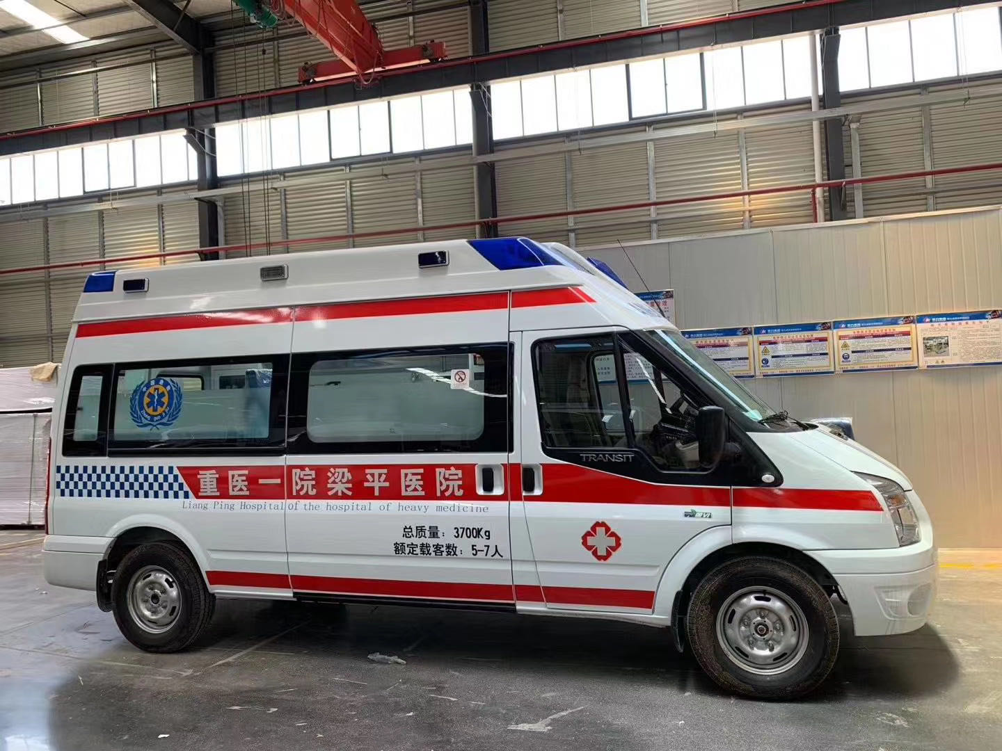 一臺福特V348負(fù)壓監(jiān)護型救護車發(fā)往重慶