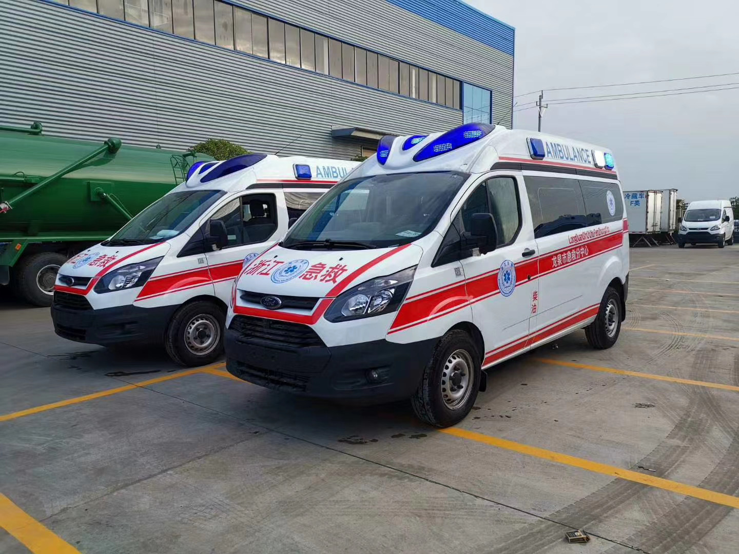 兩臺福特V362中軸中頂監(jiān)護(hù)型救護(hù)車發(fā)往浙江